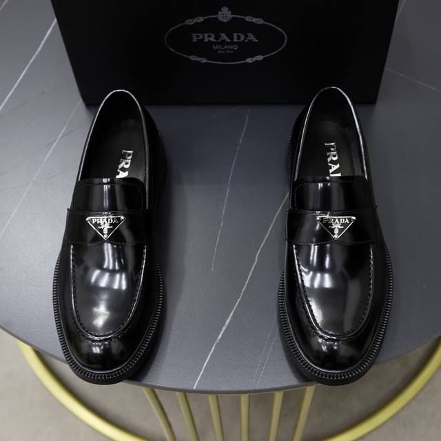 出厂价： 顶级原单 品牌：Prada 普拉达 标准码：男码38 44 45可以定做 等级：官网同款 材料：原版牛皮面 牛皮内里 原版耐磨柔软大底 款式类别：商务